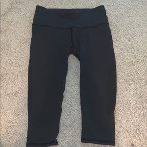 LULU LEMON KNEE CROPPED LEGGINGS SIDE MESH